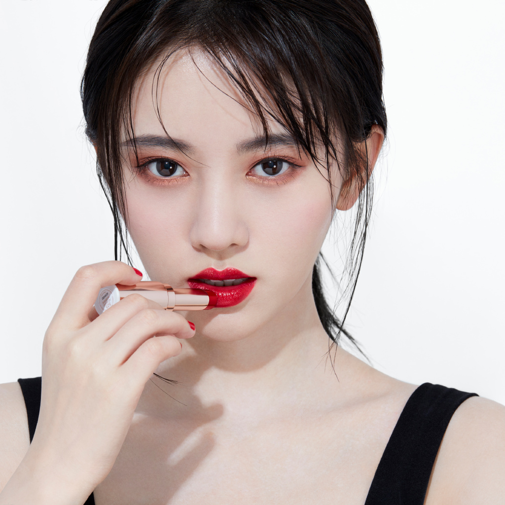 鞠婧祎拍时尚广告,烈焰红唇甜美图片