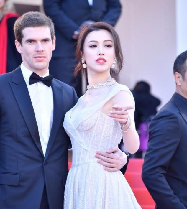 刘翔前妻参加好友聚会,深夜坐街头思绪万千,经历风雨后更添气质