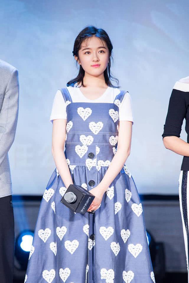 李兰迪20岁生日会上穿蕾丝连衣裙,竟然美成了童话里的“小公主”