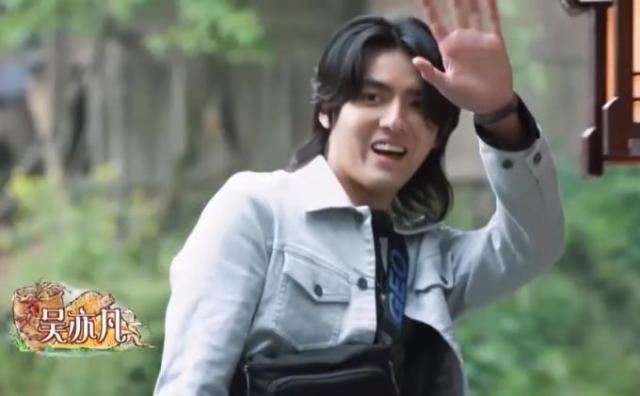 蔡徐坤胖了,吴亦凡也胖过,刘德华却越老越瘦越帅气