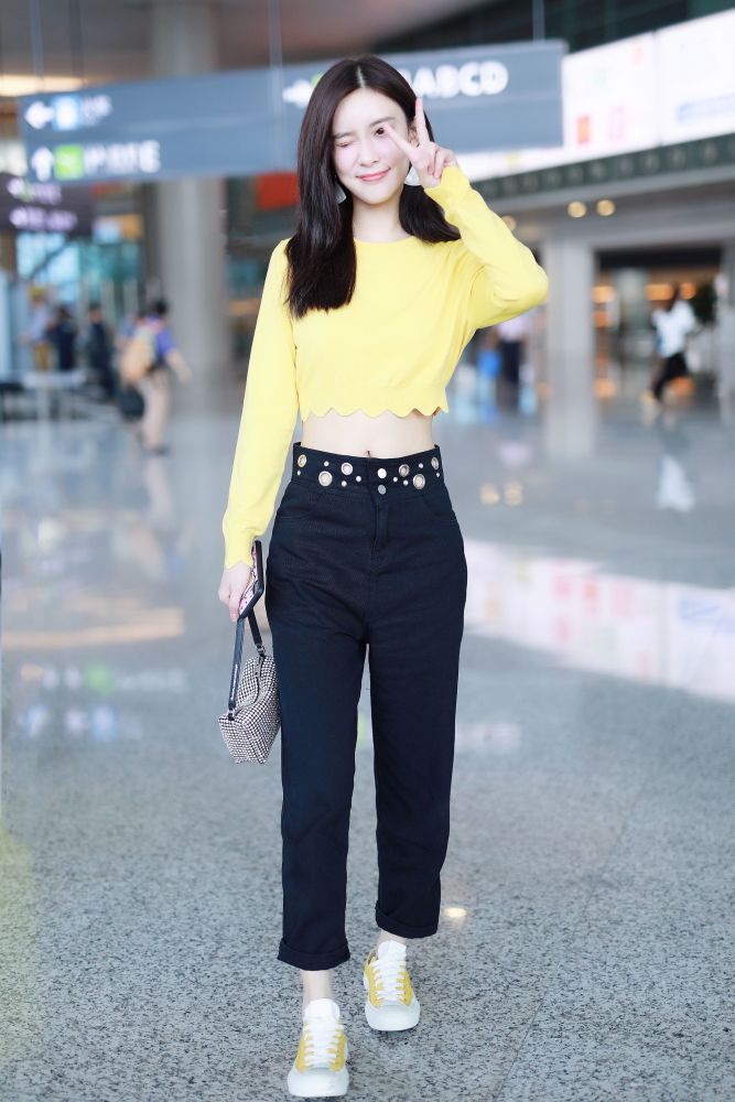 孟子义小姐姐机场街拍，穿露脐装秀天鹅颈，搭配中暗藏小心机