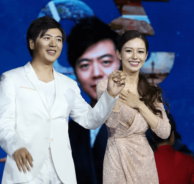 郎朗与妻子再现四手联弹,牵手亮相超浪漫,依偎画面更温馨