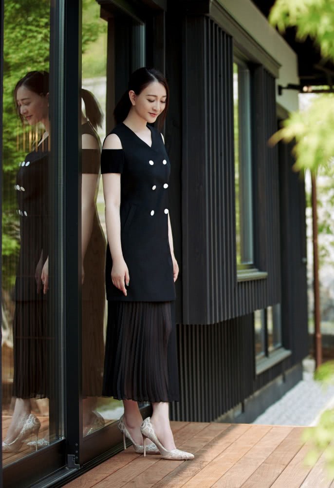 李小冉穿黑色拼接丝绒裙，优雅又大气