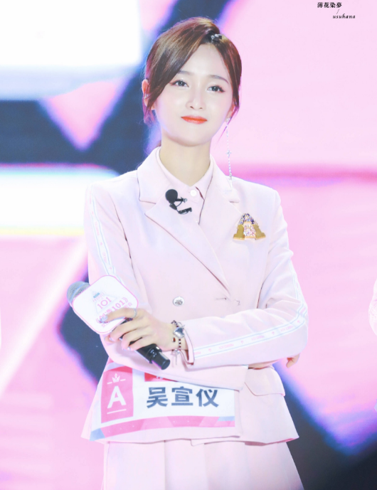 吴宣仪太好看。穿上婚纱那一刻,我恋爱了。