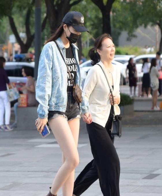 街拍：一条黑色短袖配黑色短裙，穿出时尚优雅女人味