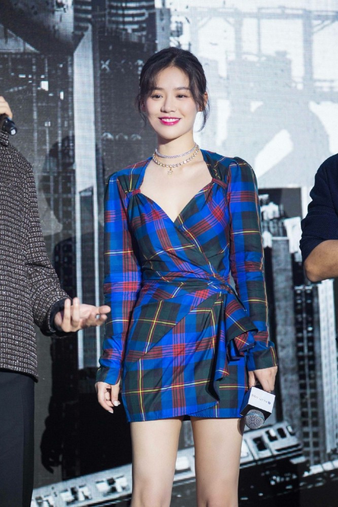 马思纯穿黑色西装配小脚裤,霸气似女王