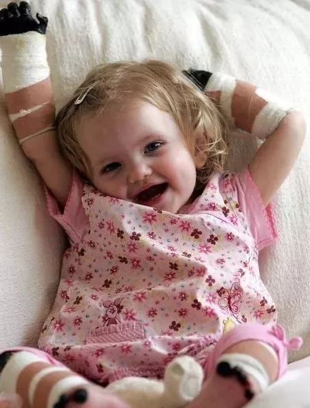 13岁无手美妆博主未来感十足，被赞气场像麦当娜，无惧展示缺憾