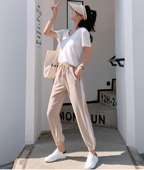 打底裤先收起来吧，新晋的“松松裤”，潮女孩已经在穿了！