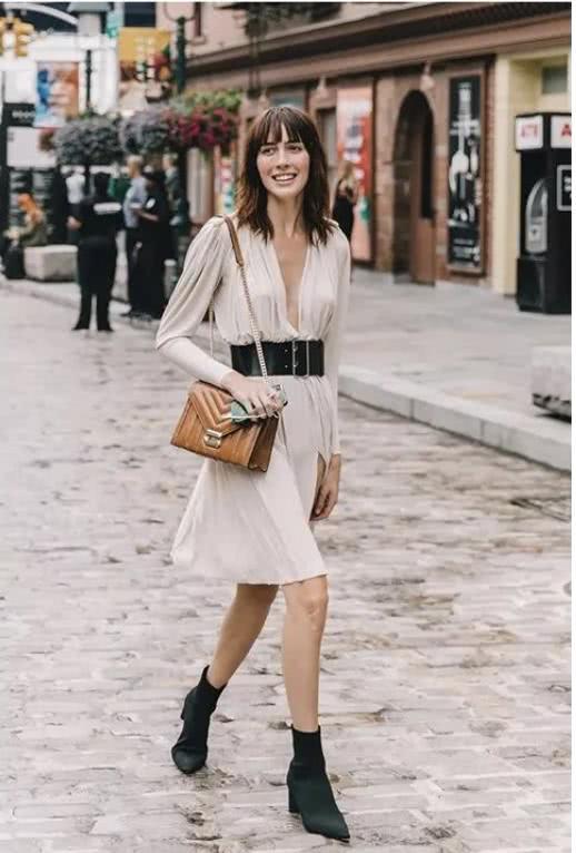 今年裸靴不再流行,长这样的靴子很时尚,小个子女生穿显瘦又显