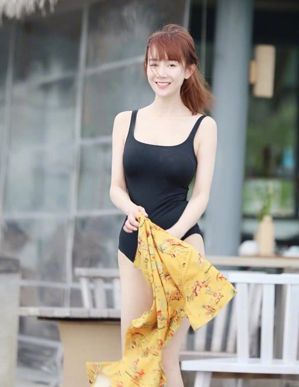 被整容耽误了的张檬,海边晒泳装照,网友:可惜了!