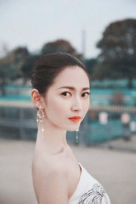 陈钰琪人美任性,别人穿毛衣外套,她却一抹白裙美丽冻人