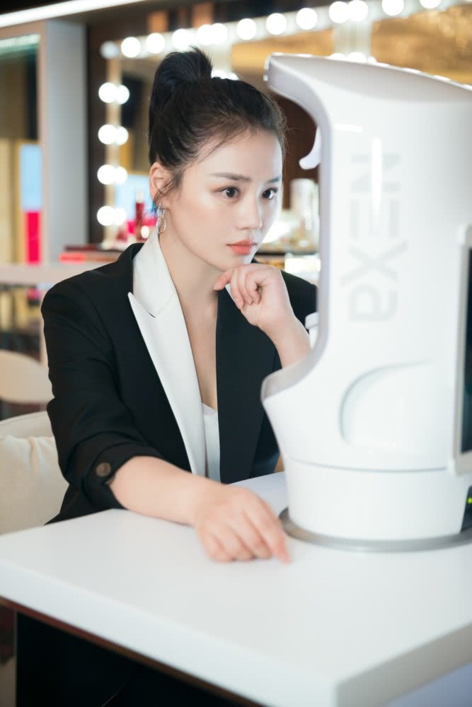 马思纯穿黑色西装配小脚裤,霸气似女王