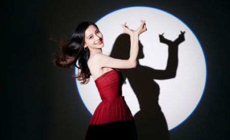 Angelababy开启撩人模式,变身美少女战士水冰月,网友:美得冒泡