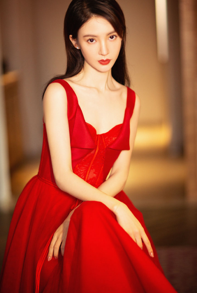 金晨最新写真在脚上套3个“银镯子”鞋,风格太难模仿