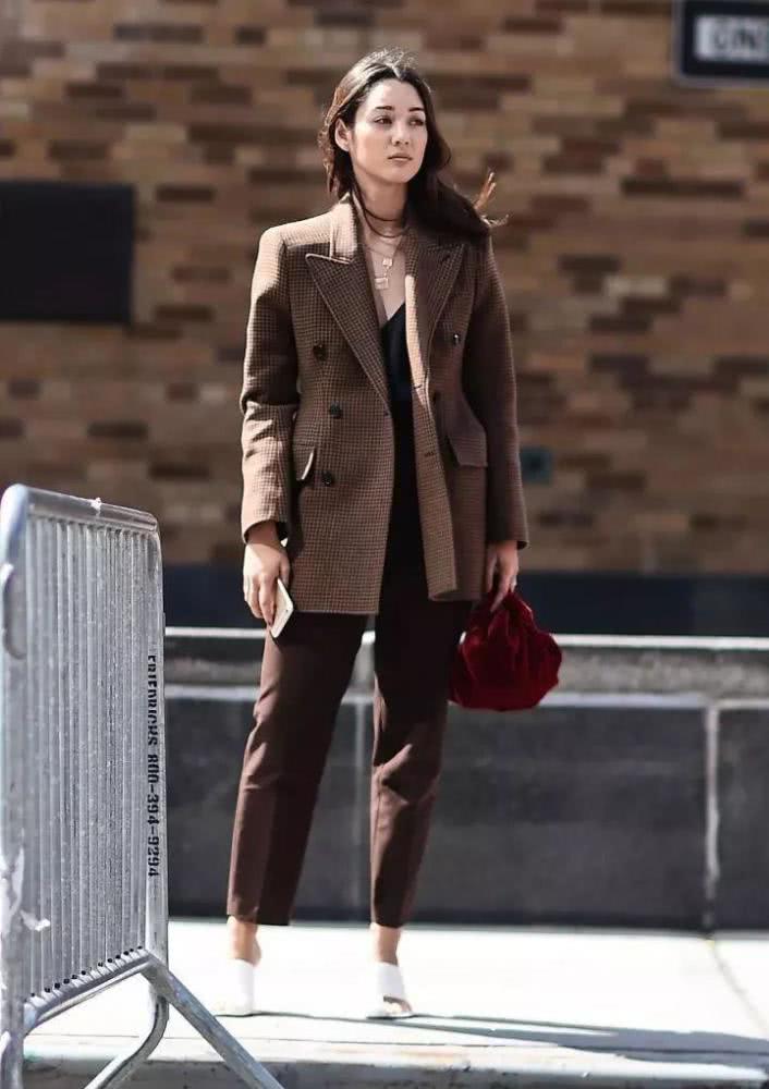 秋冬想要有温柔感,从这2个方面去选单品准没错