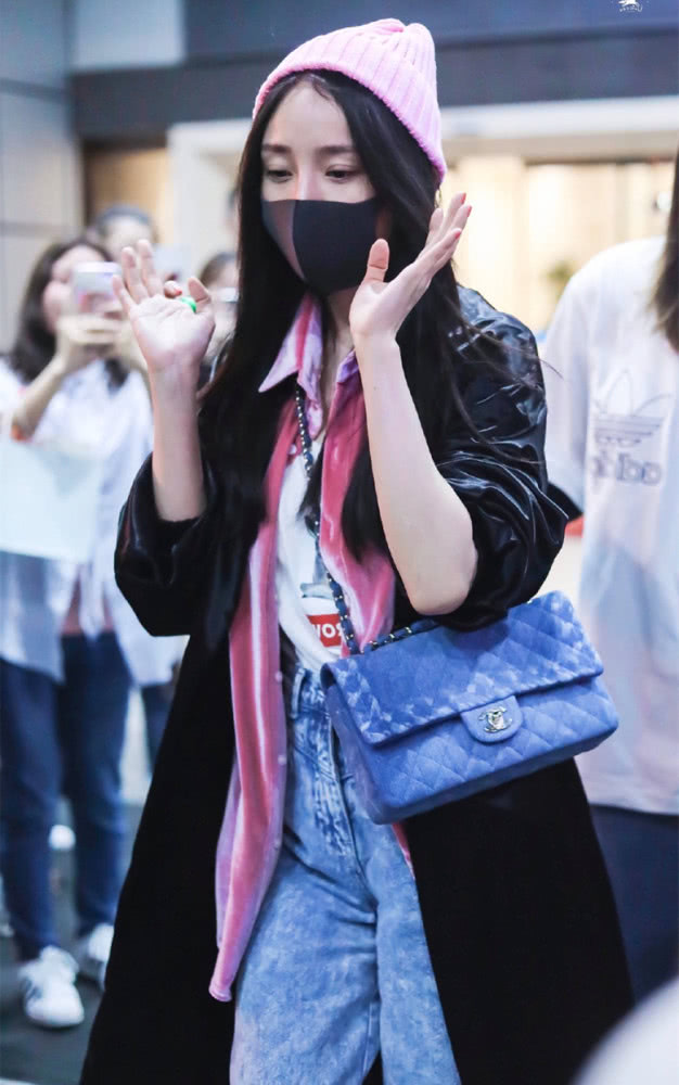 明星街拍:让针织帽帮你展现摩登少女时尚感