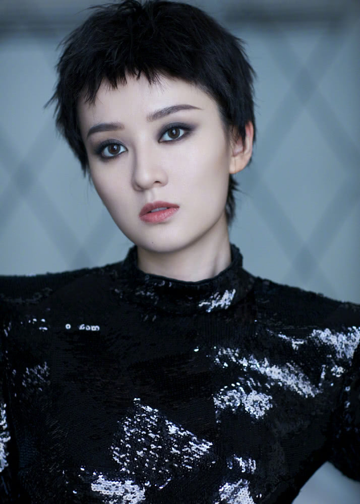 张予曦和乔欣同穿亮片造型看秀,一个霸气一个美艳