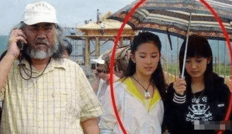 13年前她给刘亦菲撑伞,13年后却红的发紫,话题超过刘亦菲!