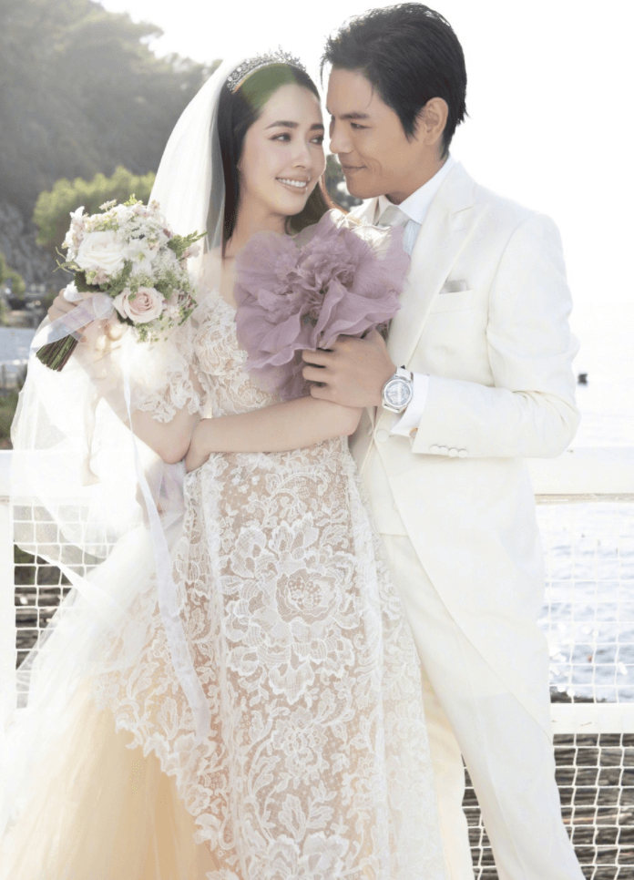 向太补发儿子婚礼照，三位白衣男子相似度太高，郭爸嫁女惹人心疼