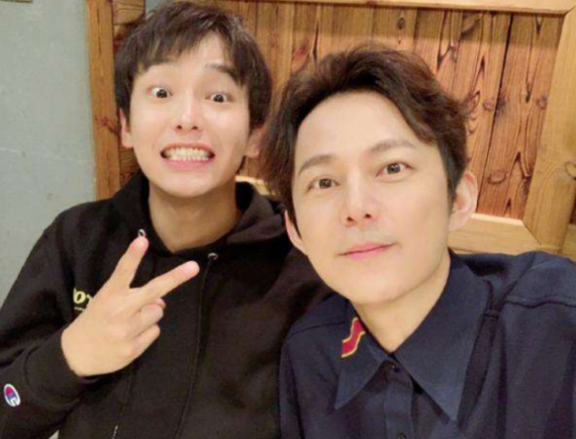 彭昱畅大学期间堪称盛世美颜!被小姐姐包围超幸福,粉丝彻底酸了