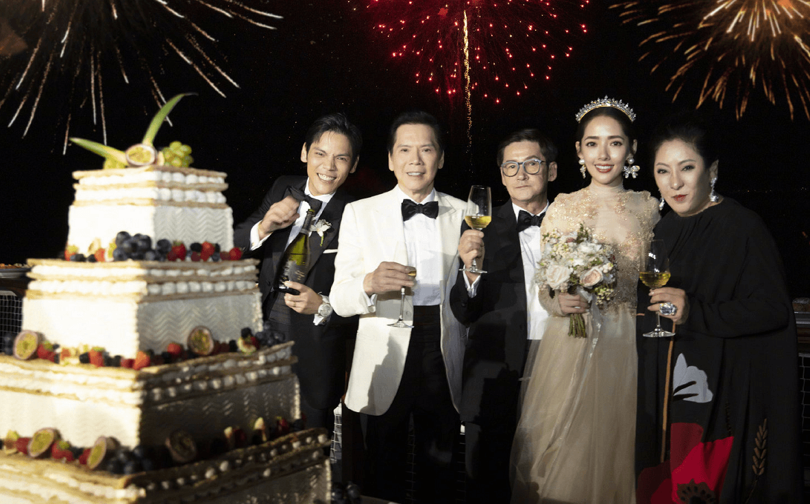 向太补发儿子婚礼照，三位白衣男子相似度太高，郭爸嫁女惹人心疼