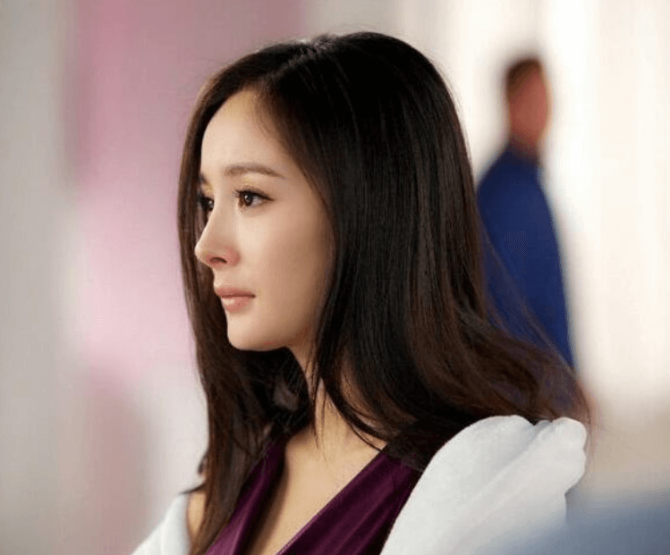 13年前她给刘亦菲撑伞,13年后却红的发紫,话题超过刘亦菲!