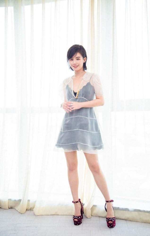 马思纯穿黑色西装配小脚裤,霸气似女王