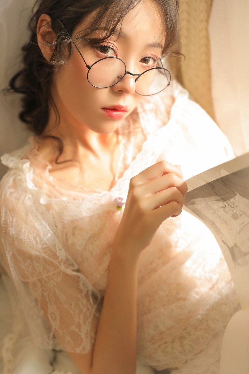 穿透视蕾丝装的美丽小仙女唯美娴静写真图片