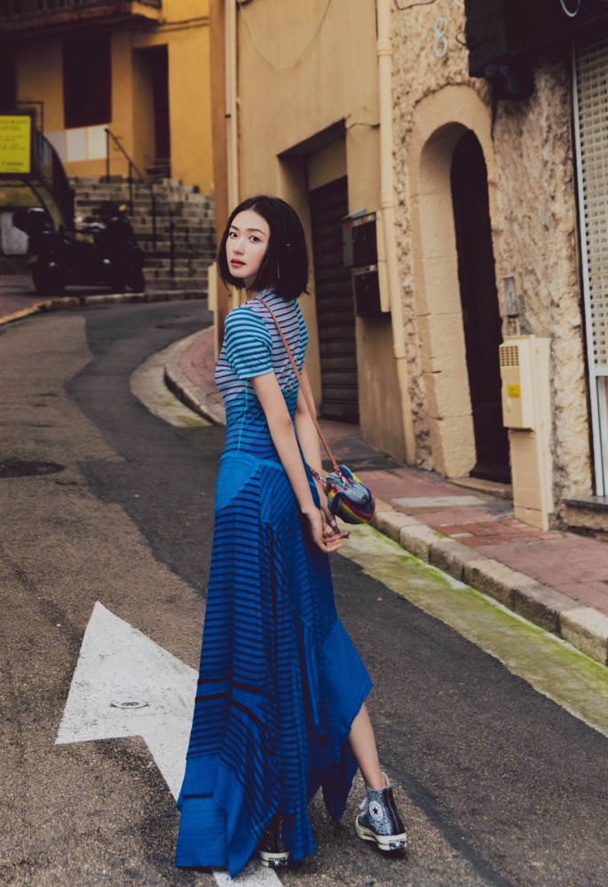 万茜穿拼接条纹裙背彩虹小兔包,美回18岁