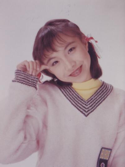 她2岁被生父抛弃！当红时章子怡只配给她伴舞！如今身价数十亿