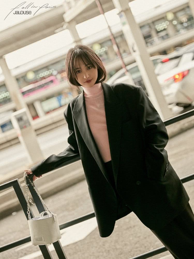 郑爽大胆挑战轻熟造型，女人味十足！