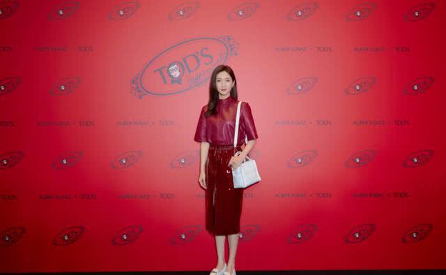 江疏影时尚摩登造型出席时装周，宽松毛衣配短裤，小露超模漫画腿