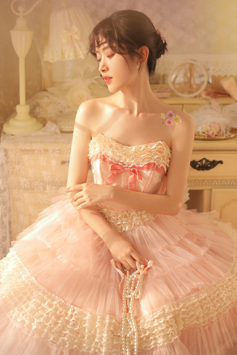 唯美气质美女性感抹胸香肩微露裙装写真图片