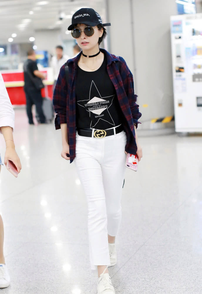 吴昕身穿燕麦色上衣，搭配拼色阔腿裤，时装周之旅秒变大长腿