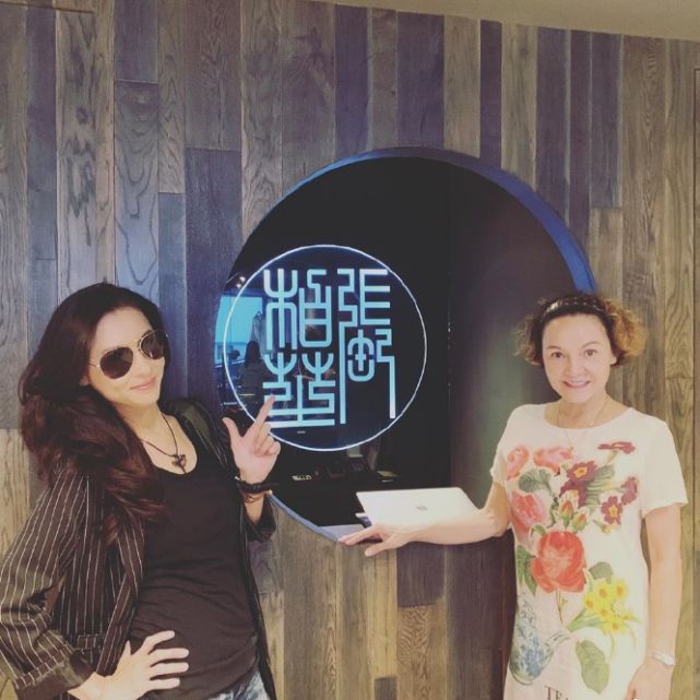 张柏芝晒母女合影为新店造势,张妈妈造型贵气不像专职司机