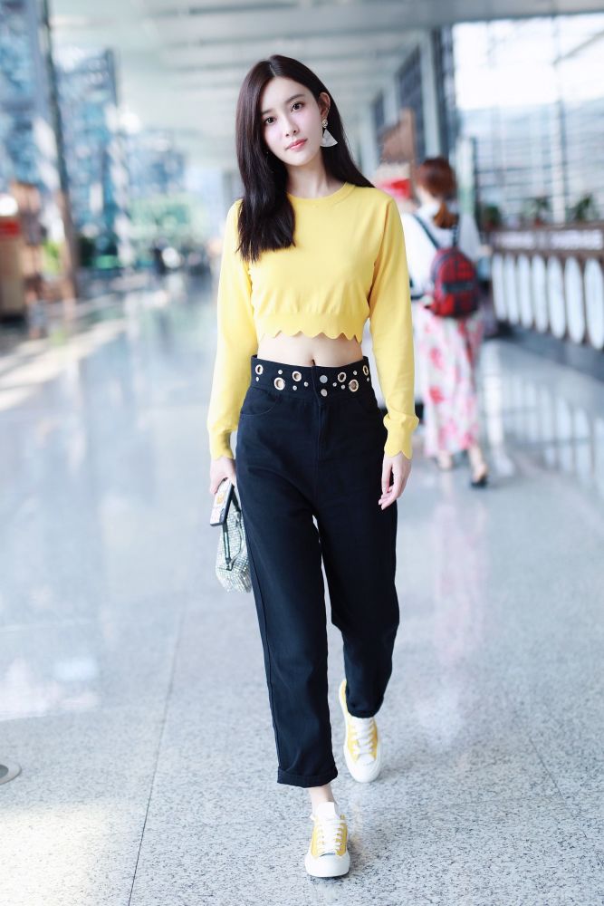 孟子义小姐姐机场街拍，穿露脐装秀天鹅颈，搭配中暗藏小心机