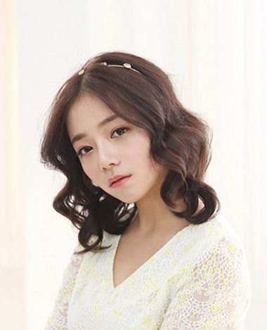 18岁适合什么卷发 这四款发型让你变得不一样