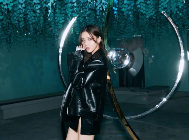 宋妍霏复古皮衣+过膝长靴+烟熏妆,清纯小花也酷范十足