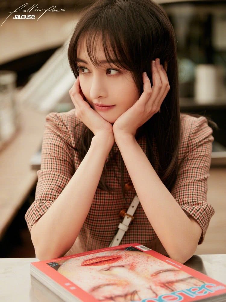 郑爽大胆挑战轻熟造型,女人味十足!