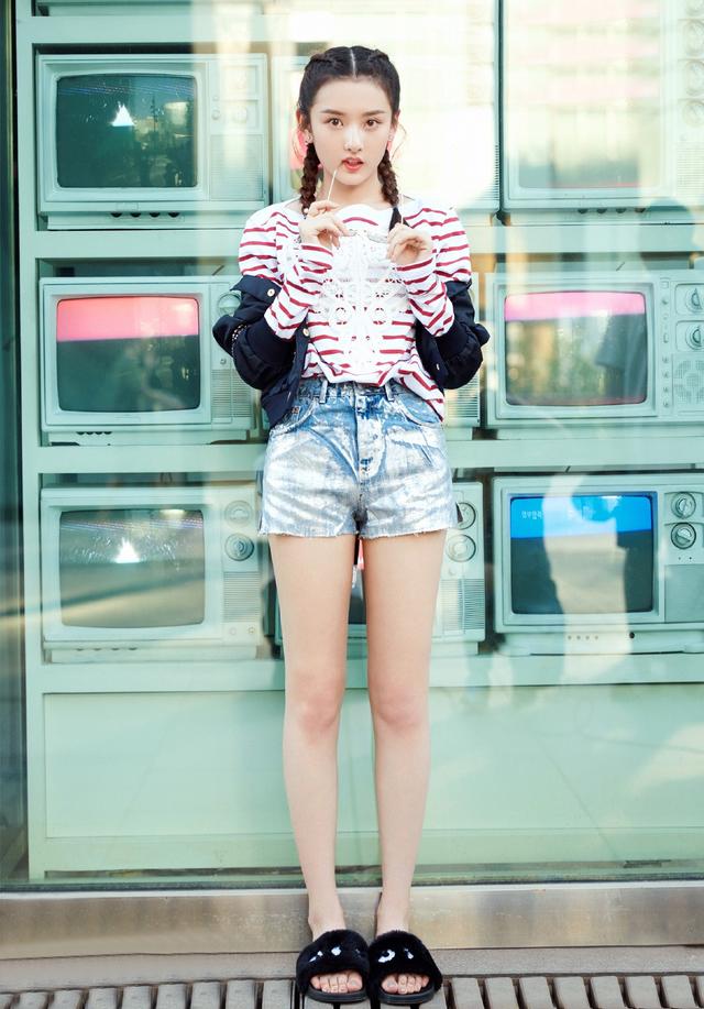 宋祖儿黑色亮片裙配短靴，梳齐刘海又飒又美