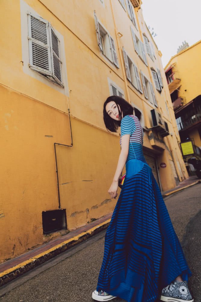 万茜穿一件条纹拼接裙,37岁了却依旧充满少女感