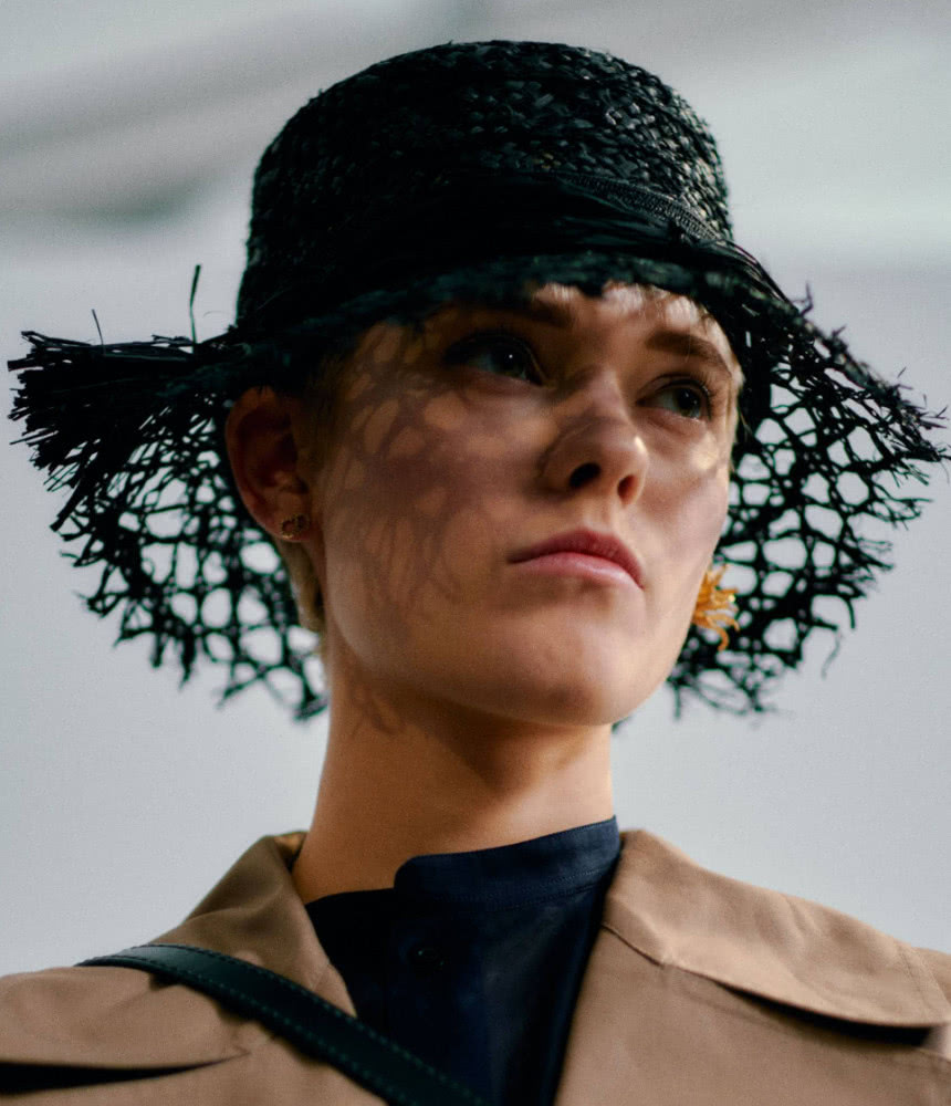 解锁巴黎时装周潮流妆容:水蜜桃气色妆、大地色法式眼影