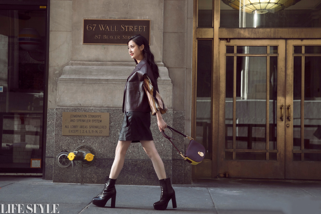 陈钰琪时尚杂志酷黑风格街拍照片