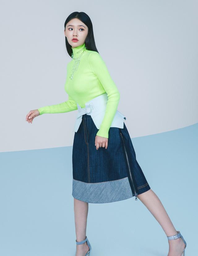 林允把包包当腰带，配背带裤腿比超模还长