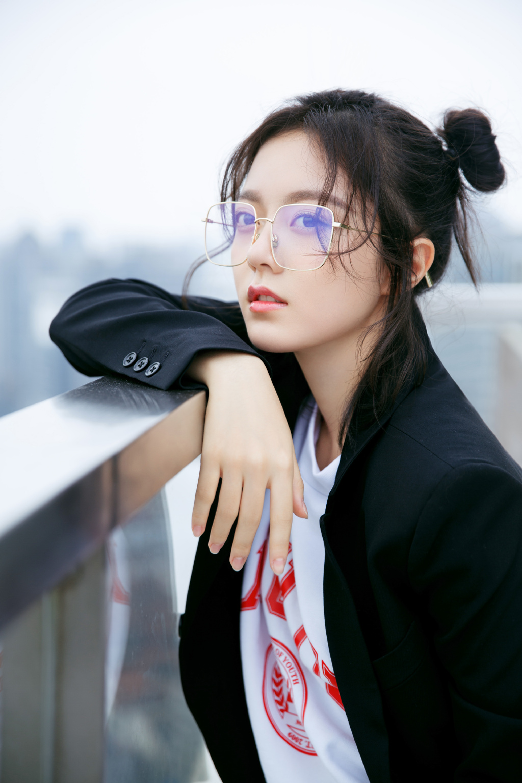 赵今麦可甜可盐的西服写真图片