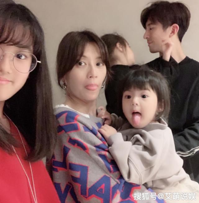 修杰楷为女儿咘咘波妞炖乌鸡汤,趁贾静雯不在,一家三口享受美味