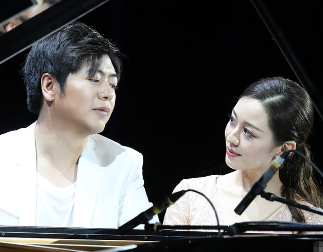 郎朗与妻子再现四手联弹,牵手亮相超浪漫,依偎画面更温馨