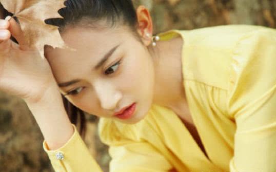 陈钰琪穿淡黄色连衣裙知性优雅,女神范十足