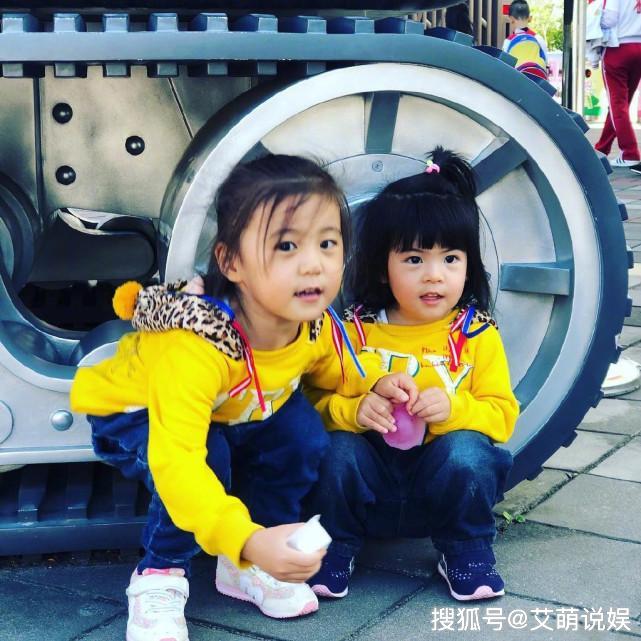 修杰楷为女儿咘咘波妞炖乌鸡汤,趁贾静雯不在,一家三口享受美味