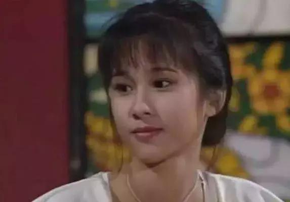 她天生娃娃脸，嫁入豪门后一度靠闺蜜佘诗曼救济，今42岁